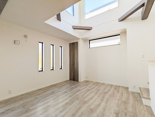 【居間・リビング】 | 志木市柏町1丁目　中古一戸建住宅　(志木本店) | リビング（2026年1月）撮影
吹抜けを採用した、明るく開放的な17.2帖LDK。