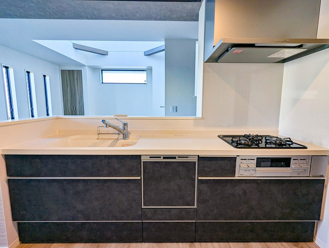 【キッチン】 | 志木市柏町1丁目　中古一戸建住宅　(志木本店) | キッチン（2026年1月）撮影
家事をサポートする、食器洗い乾燥機付きシステムキッチン。