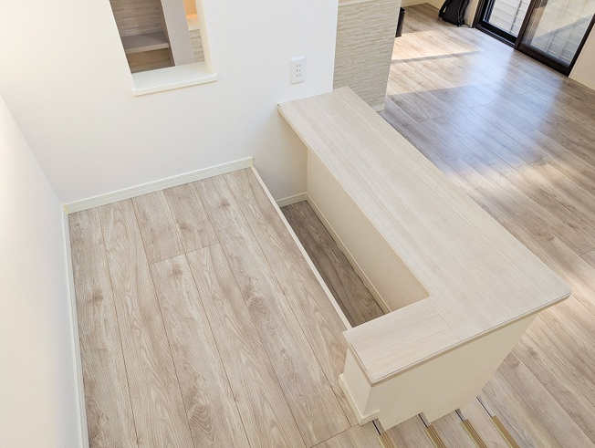 【居間・リビング】 | 志木市柏町1丁目　中古一戸建住宅　(志木本店) | スタディカウンター
（2026年1月）撮影
スキップフロアのあるLDKに、便利なスタディカウンターを設置。
