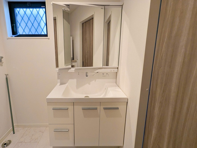 【独立洗面台】 | 志木市柏町1丁目　中古一戸建住宅　(志木本店) | 洗面化粧台（2026年1月）撮影
収納力のある三面化粧台付き洗面所。