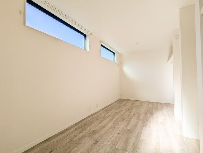 【洋室】 | 志木市柏町1丁目　中古一戸建住宅　(志木本店) | 洋室（2026年1月）撮影
将来、壁を設置して2部屋としても利用可能な9帖洋室
※壁の設置は別途有償となります。