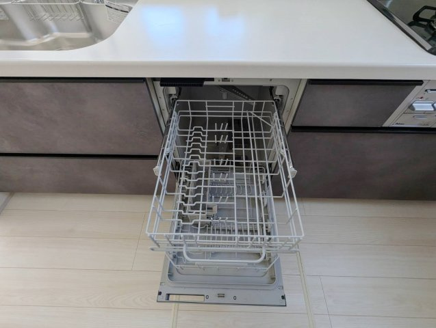 練馬区南田中4丁目 全3棟 1号棟のキッチン|食後の片づけに便利な食器洗乾燥機が標準装備です(1号棟)