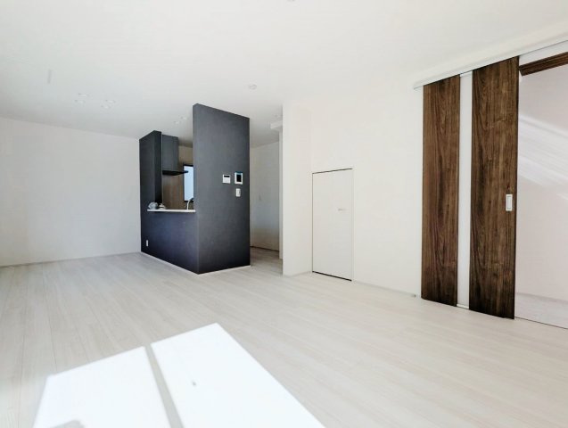 練馬区南田中4丁目 全3棟 1号棟の居間・リビング|16.75帖のLDK
多面開口の明るく快適な空間です(1号棟)