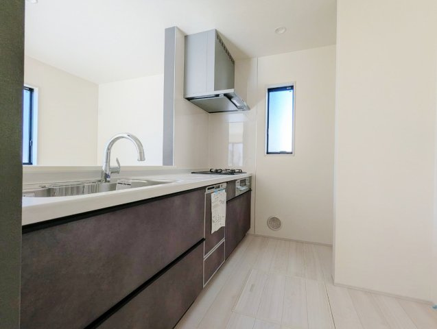 練馬区南田中4丁目 全3棟 1号棟のキッチン|人気の対面キッチンはリビングを眺めながらお料理ができます
食器洗乾燥機、タッチレス水栓が標準装備です(1号棟)