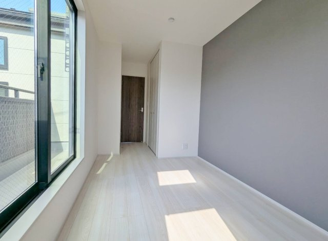 練馬区南田中4丁目 全3棟 1号棟の洋室|2階6.12帖洋室はアクセントクロスを施し空間を華やかに演出
(1号棟)