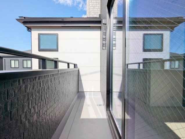 練馬区南田中4丁目 全3棟 1号棟のバルコニー|西側に面したバルコニー
毎日のお洗濯物も快適に干すことができます(1号棟)