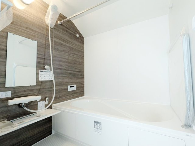 練馬区南田中4丁目 全3棟 1号棟の浴室|落ち着いた色合いの浴室
一坪タイプの浴室は足を伸ばしてゆっくりバスタイムを楽しめます
(1号棟)