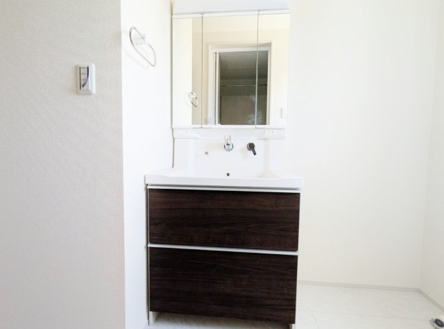 練馬区南田中4丁目 全3棟 1号棟の独立洗面台|使いやすい三面鏡の洗面台
鏡裏やベースキャビネットなど収納が豊富なので水回りキレイにお使い頂けます