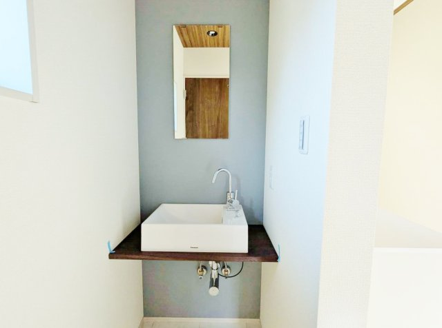 練馬区南田中4丁目 全3棟 1号棟の独立洗面台|1階玄関ホールには便利なセカンド洗面台を設置しています
帰宅時や来客時等スマートに手洗いができます