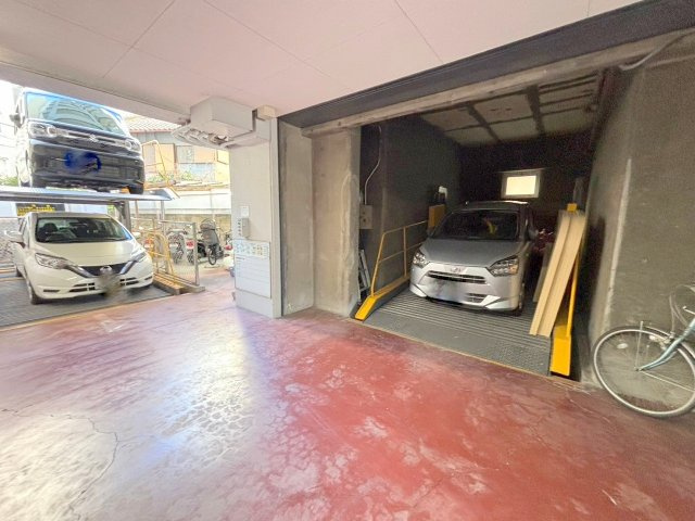 新大阪川島マンションの駐車場