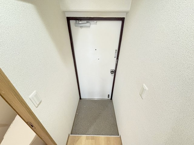 新大阪川島マンションの玄関