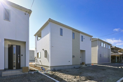 【外観】 | 太田市大原町第８　アーネストワン　2号棟 | 並列4台駐車可能なゆとりの敷地！お客様も招待できます。