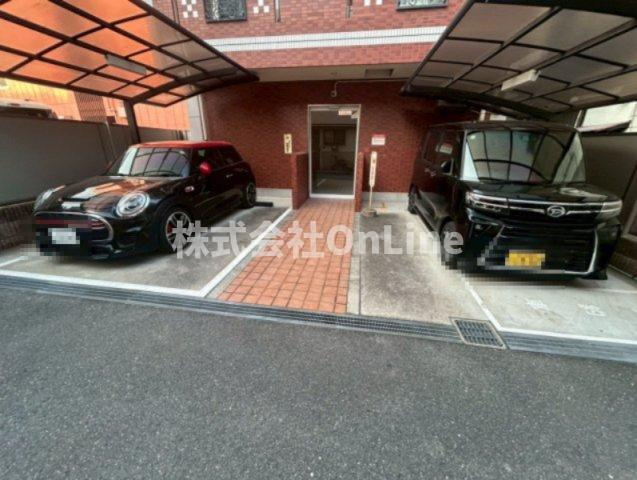 リバーライズ東小橋の駐車場