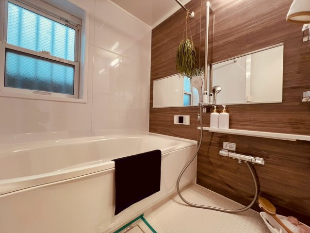 【浴室】 | 世田谷区三宿２丁目　中古戸建て | 清潔感と快適さに配慮し、毎日のバスタイムを心地よく演出