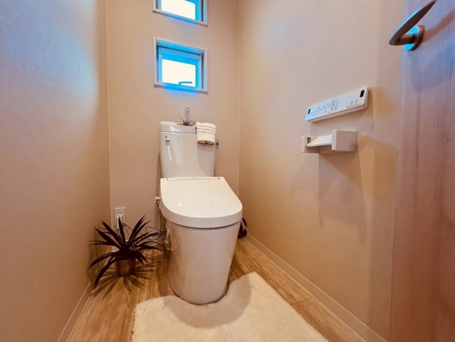 【トイレ】 | 世田谷区三宿２丁目　中古戸建て | 清潔感あふれる空間で、毎日を気持ちよく使えるトイレ