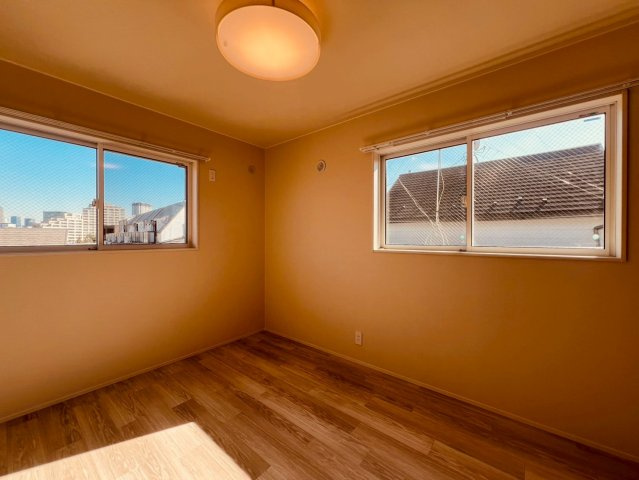 【洋室】 | 世田谷区三宿２丁目　中古戸建て | プライベートな時間を大切にできる落ち着いた一室です