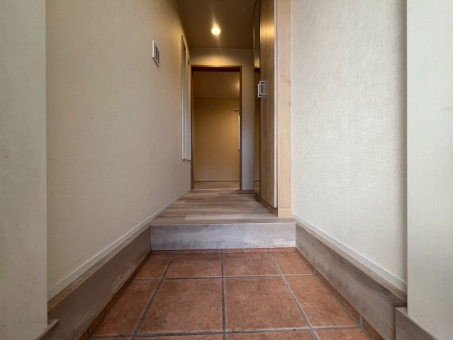 【玄関】 | 世田谷区三宿２丁目　中古戸建て | 明るく開放感のある玄関が、住まいの第一印象を心地よく演出