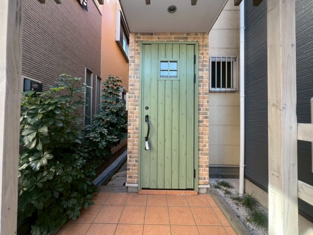 【エントランス】 | 世田谷区三宿２丁目　中古戸建て | 家族や来客を気持ちよく迎え入れる、開放感のある空間です