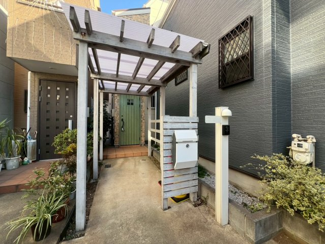 【その他】 | 世田谷区三宿２丁目　中古戸建て | 自転車を雨や日差しから守れる、便利なサイクルポート