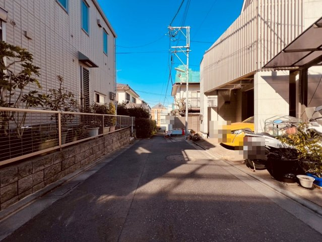【前面道路含む現地写真】 | 世田谷区三宿２丁目　中古戸建て | 落ち着いた住宅街の一角、ゆったり過ごせる住環境です