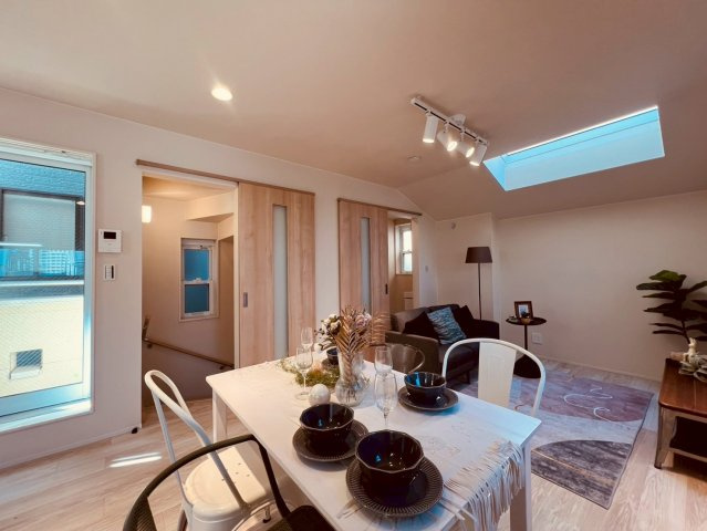 【居間・リビング】 | 世田谷区三宿２丁目　中古戸建て | 家族が自然と集まり、会話と笑顔が広がる心地よいLDK