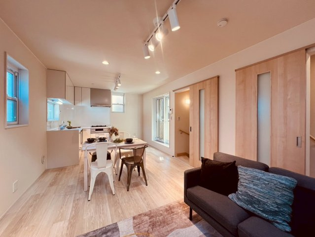 【居間・リビング】 | 世田谷区三宿２丁目　中古戸建て | 光と風をたっぷり取り込む、明るく開放感あふれるLDK空間