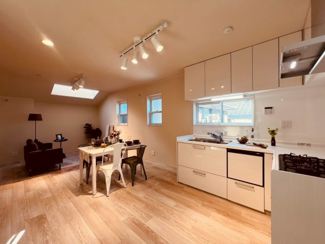 【居間・リビング】 | 世田谷区三宿２丁目　中古戸建て | リビング・ダイニングが一体となりくつろぎと団らんを楽しめます