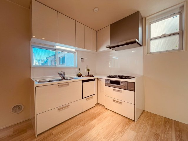 【キッチン】 | 世田谷区三宿２丁目　中古戸建て | 使いやすさに配慮した設計で、毎日の料理が楽しくなるキッチン