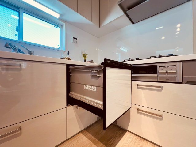 【キッチン】 | 世田谷区三宿２丁目　中古戸建て | 後片付けの手間を軽減し、家事時間を短縮できる食洗機