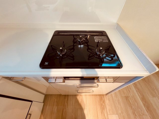【キッチン】 | 世田谷区三宿２丁目　中古戸建て | 強火から弱火まで自在に使え、毎日の調理を快適にサポート