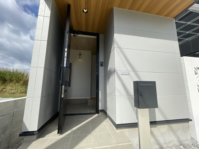 真栄里戸建ての玄関