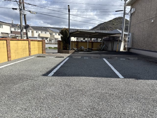 パインハイツ　Ａ棟の駐車場