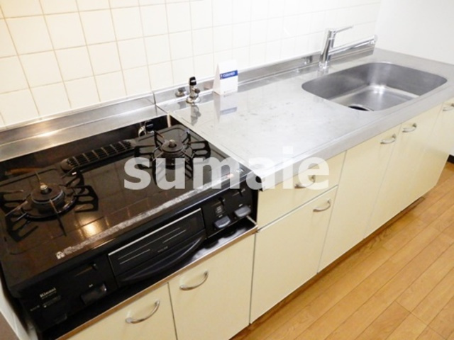 コーポレート与野本町　18のキッチン|グリル付きガスコンロ設置してあります。