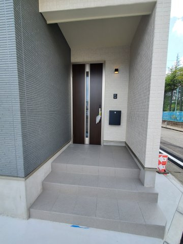 吉川市　高久1丁目　新築戸建　全3棟の玄関|施工例です