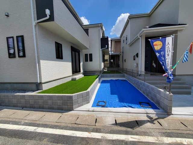 吉川市　高久1丁目　新築戸建　全3棟の駐車場|施工例です