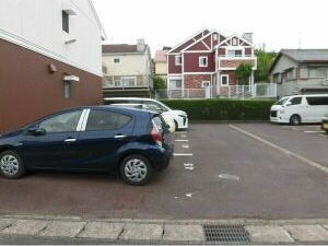 ヴァンベール鳴海E棟の駐車場