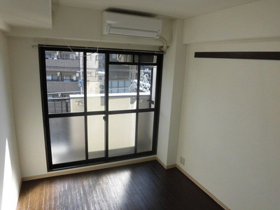 【居間・リビング】 | ワイズフィールド | 光の射し込む明るいお部屋です。