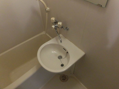 【洗面所】 | ワイズフィールド | 鏡付きの洗面台です。