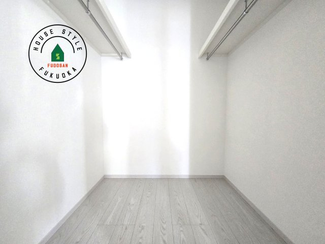 福岡市東区奈多2丁目第5-5棟（1号棟）の収納|洋服や大きな荷物が多い方や人数の多いご家族などは、一般的なクローゼットよりもウォークインクローゼットのほうが使い勝手が良いです。