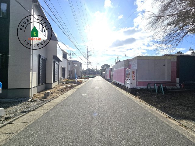 福岡市東区奈多2丁目第5-5棟（1号棟）の前面道路含む現地写真|前面道路は閑静な住宅地をはしる車通りの少ない道路。お車の出し入れが苦手なママや小さなお子様にも安心ですね。しっかり舗装もされているので、ベビーカーや自転車で通っても快適に通行できます。