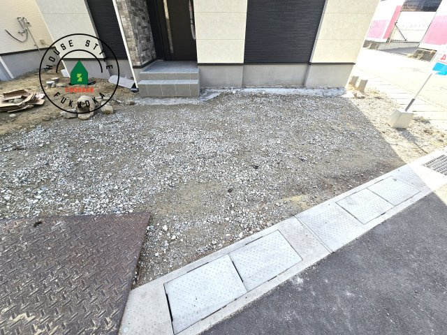 福岡市東区奈多2丁目第5-5棟（1号棟）の駐車場|広々した駐車場になります。3台並列駐車となります。