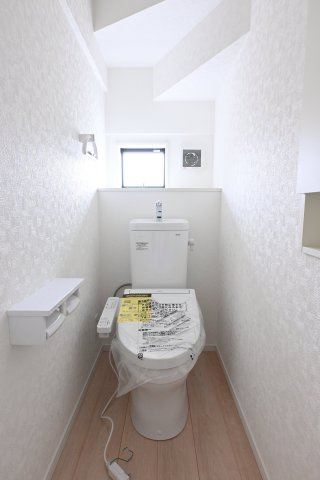 【トイレ】 | 太田市新田木崎町第10　アーネストワン　1号棟 | 清潔感のあるホワイト基調のトイレは気持ちのいい空間です。