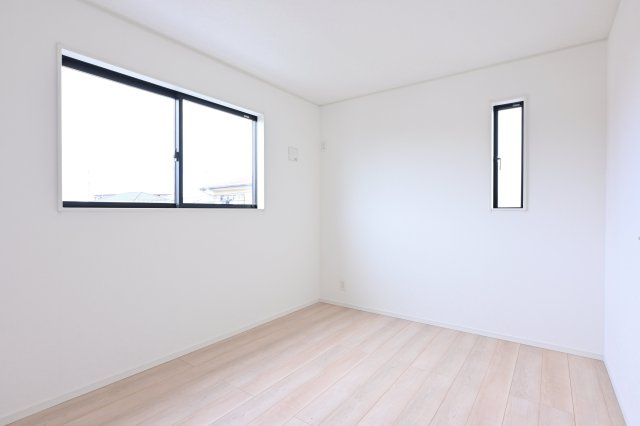 【洋室】 | 太田市新田木崎町第10　アーネストワン　1号棟 | ２面採光で北側でも明るいお部屋に♪ウォークインクローゼット付きのお部屋です！