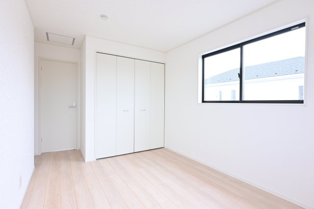 【洋室】 | 太田市新田木崎町第10　アーネストワン　1号棟 | ２つ目の洋室。正面の扉がサンルームへつながっています。左奥の扉が廊下とつながっています♪