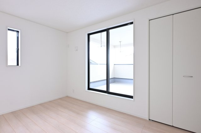 【洋室】 | 太田市新田木崎町第10　アーネストワン　1号棟 | 大きな窓と大きな収納が特徴的な洋室。明るく気持ちのいい空間で快適に過ごすことができます♪