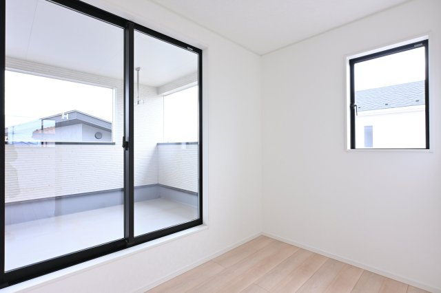 【その他】 | 太田市新田木崎町第10　アーネストワン　1号棟 | ３帖のサンルームが付いています♪雨や花粉を気にせずお洗濯できたり、小さなお子様の遊び場にも最適です！