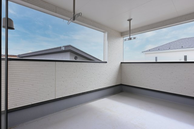 【バルコニー】 | 太田市新田木崎町第10　アーネストワン　1号棟 | 明るく開放的なバルコニーは風通しもバッチリ！急な雨にも備えられます。