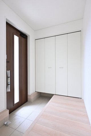 【玄関】 | 太田市新田木崎町第10　アーネストワン　1号棟 | 明るい玄関には大容量のシューズボックスを完備！