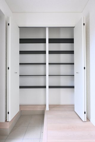 【収納】 | 太田市新田木崎町第10　アーネストワン　1号棟 | 家族全員の靴がしっかりと収納できます♪