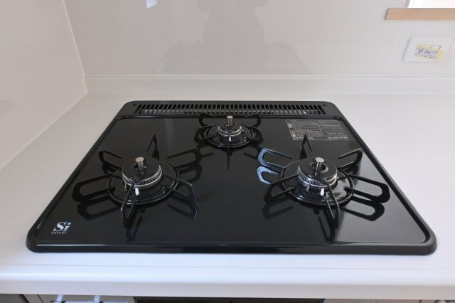 【キッチン】 | 太田市新田木崎町第10　アーネストワン　1号棟 | ３口コンロでお料理も時短になります♪